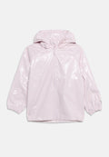 Hellrosa glänzende Kinder-Regenjacke mit Kapuze, langen Ärmeln, Frontreißverschluss sowie elastischen Bündchen und Saum.