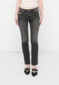 Schlanke schwarze Jeans mit einem verblassten Look, ausgestattet mit fünf Taschen und silberner Naht. Kombiniert mit schwarzen spitzen High Heels mit Riemen-Details.