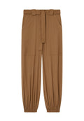 Braune, taillierte Hose mit elastischem Knöchel, Seitentaschen und passendem Gürtel. Hergestellt aus einem glatten, leichten Stoff.