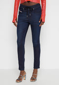 Dunkelblaue Denim-Skinny-Jeans mit einem elastischen Taillenbund und Kordelzug, ausgestattet mit Fronttaschen und einem subtilen strukturierten Muster.