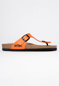 Orangefarbene Kunstlederflip-Flops mit einem Korkfußbett, schwarzem Gummilaufsohle und verstellbarem Schnallenverschluss. "BAYTON"-Logo an der Seite.