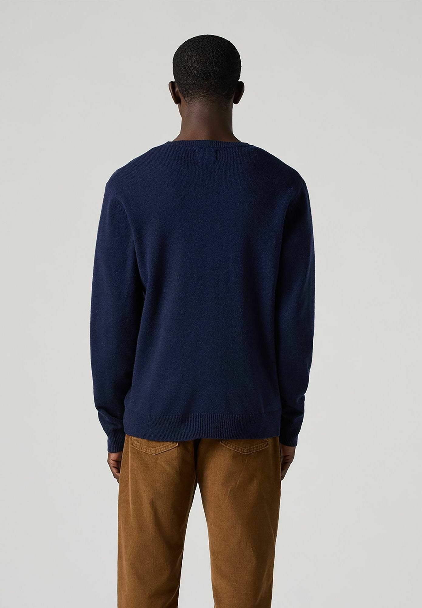 Levi's® V NECK MID TONE
