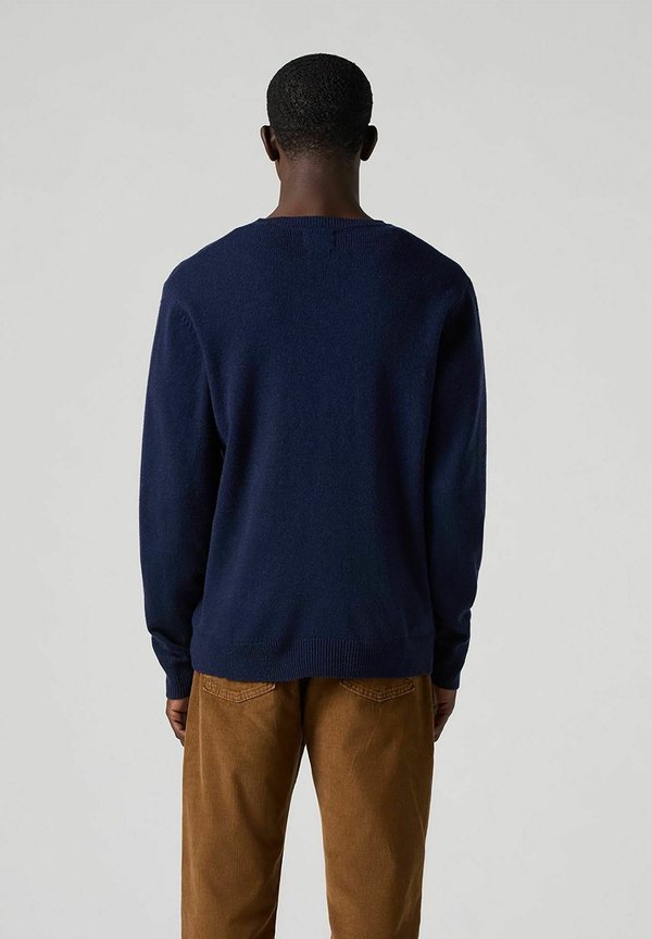 Levi's® V NECK MID TONE