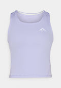 Lila Tanktop aus feuchtigkeitsableitendem Material, mit rundem Halsausschnitt und seitlichen Nähten, verziert mit einem kleinen weißen Logo.