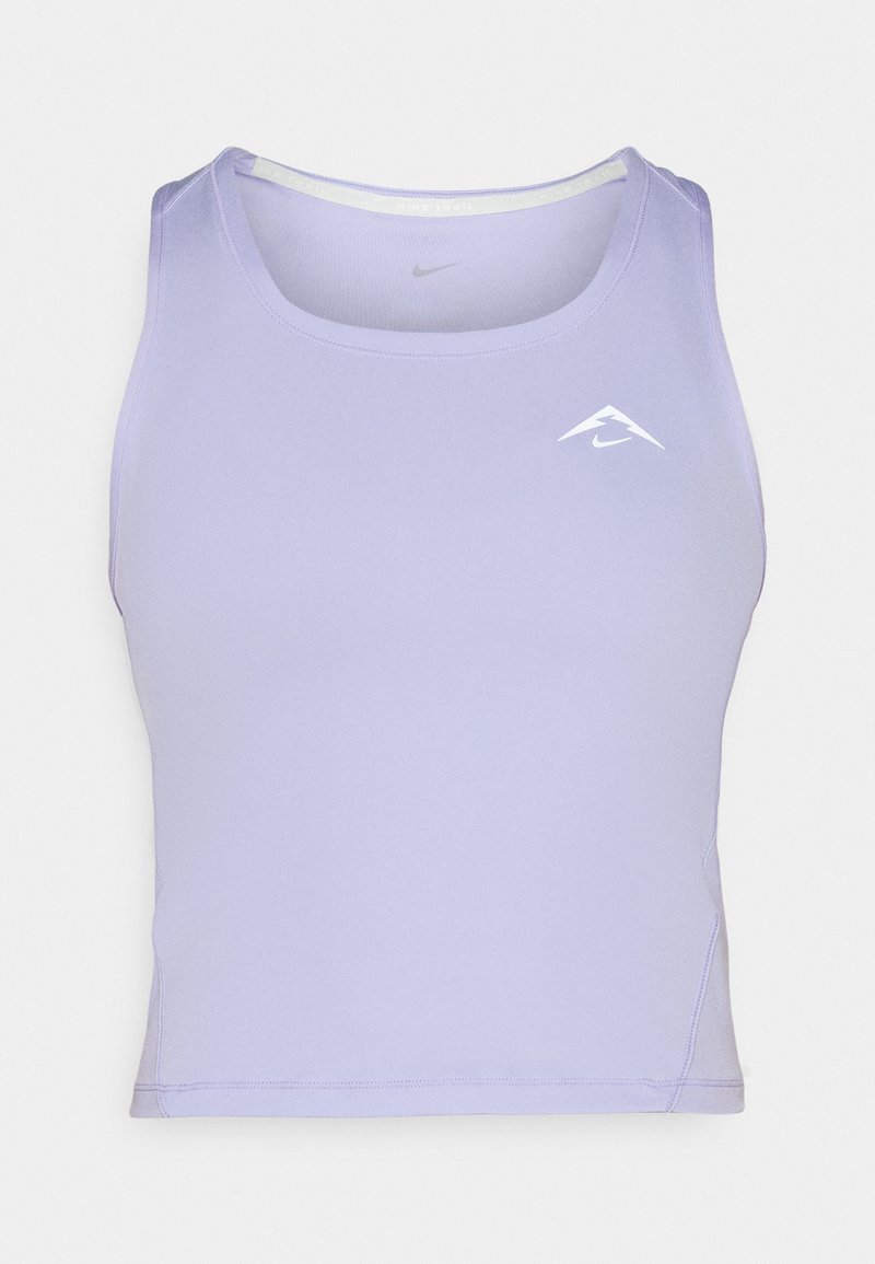 Lila Tanktop aus feuchtigkeitsableitendem Material, mit rundem Halsausschnitt und seitlichen Nähten, verziert mit einem kleinen weißen Logo.