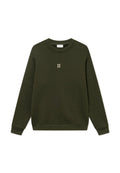 Olivgrüner Pullover mit rundem Ausschnitt, gerippten Bündchen und Saum. Auf der Vorderseite befindet sich eine kleine goldene "II"-Stickerei. Weicher Stoff.