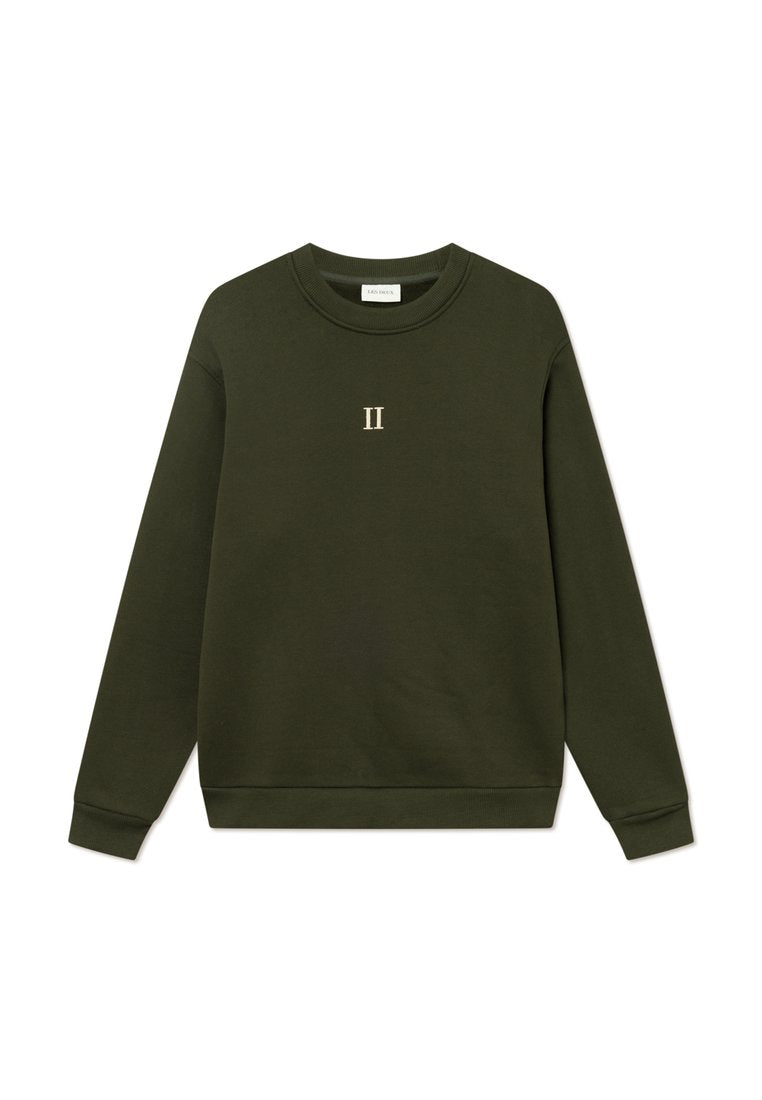 Olivgrüner Pullover mit rundem Ausschnitt, gerippten Bündchen und Saum. Auf der Vorderseite befindet sich eine kleine goldene "II"-Stickerei. Weicher Stoff.