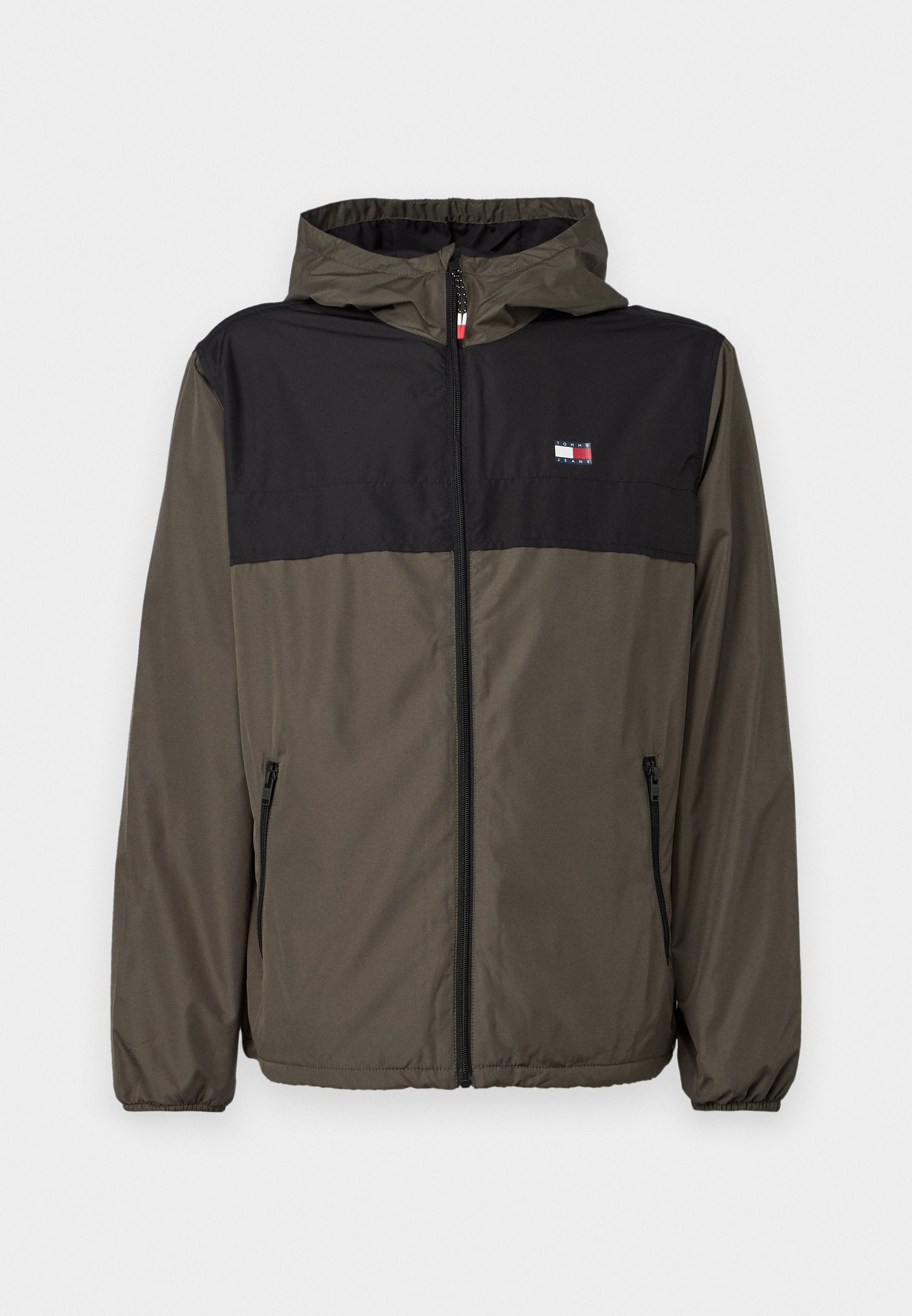 Kapuzensjacket mit einem schwarzen oberen Bereich und einem olivgrünen unteren Bereich. Aus leichtem Material gefertigt, mit Reißverschlusstaschen und elastischen Bündchen.