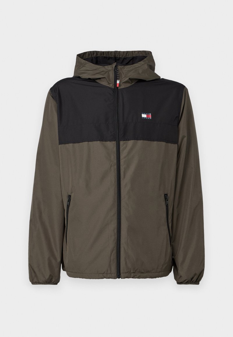 Kapuzensjacket mit einem schwarzen oberen Bereich und einem olivgrünen unteren Bereich. Aus leichtem Material gefertigt, mit Reißverschlusstaschen und elastischen Bündchen.