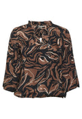 Braun- und schwarz gemusterte Bluse mit Krawattenkragen, 3/4-Ärmeln und fließendem Design. Glatte Textur mit abstraktem Druck.