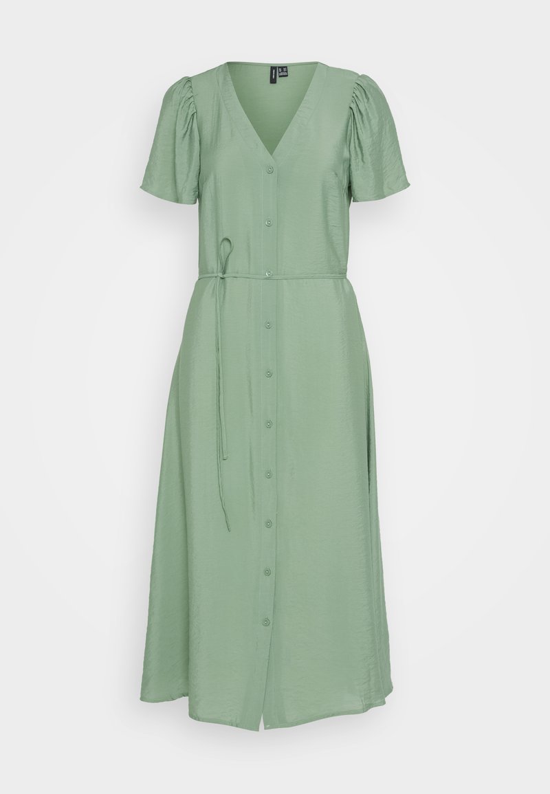 Grünes, knielanges Kleid aus weichem Stoff, mit V-Ausschnitt, kurzen Puffärmeln und einem taillierten Bindegürtel sowie einer durchgehenden Knopfleiste.