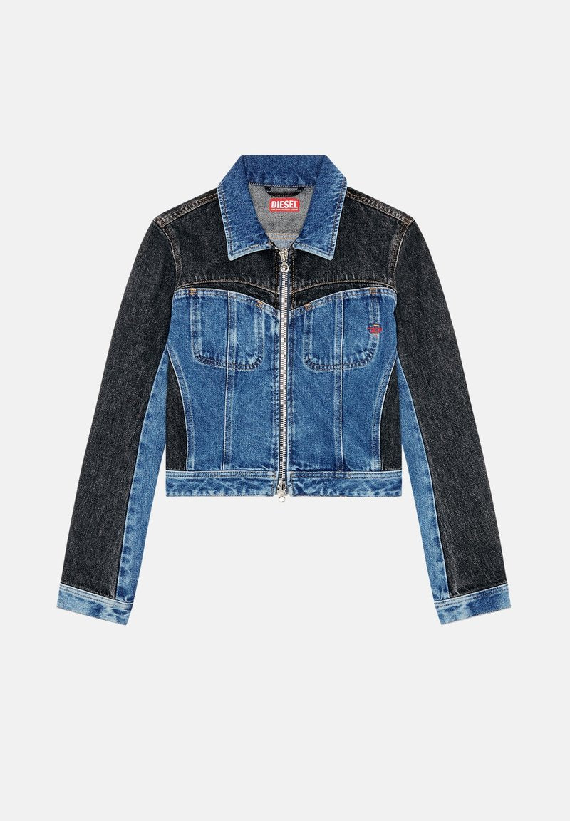 Kurze Jeansjacke in verschiedenen Blautönen, mit Reißverschluss, zwei Fronttaschen und klassischem Kragen. Glatte Textur mit kontrastierenden Einsätzen.