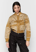 Gefütterte Bomberjacke in Beige mit einem marmorierten Muster. Mit einem Reißverschluss vorne, gerippten Bündchen und zwei Reißverschlusstaschen vorne.