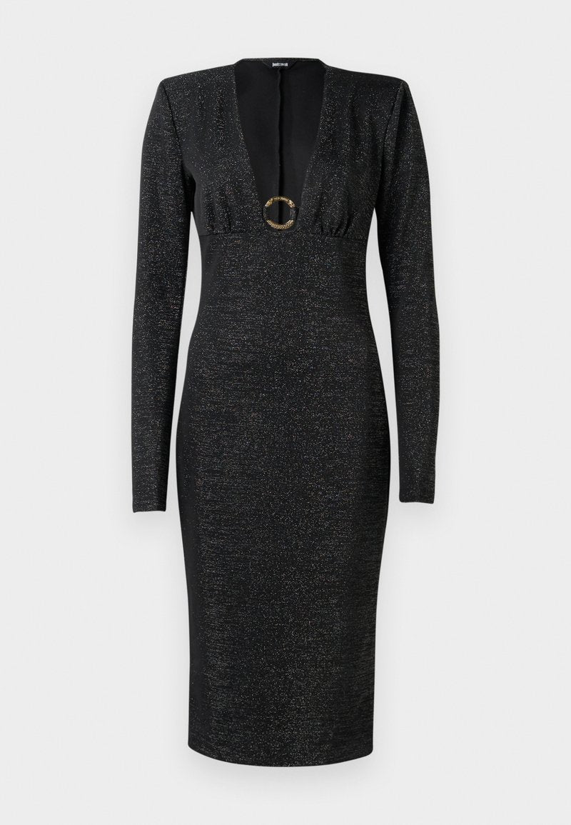 Schwarzes, langärmeliges, tailliertes Midi-Kleid mit tiefem V-Ausschnitt, gerafftem Oberteil, subtil schimmerndem Stoff und dekorativer runder goldener Schnalle vorne in der Mitte.