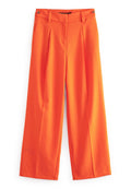 Weite Hosen in strahlendem Orange, aus glattem Stoff gefertigt. Verfügt über zwei Vorderfalten und Gürtelschlaufen mit runden Metallknöpfen an der Taille.