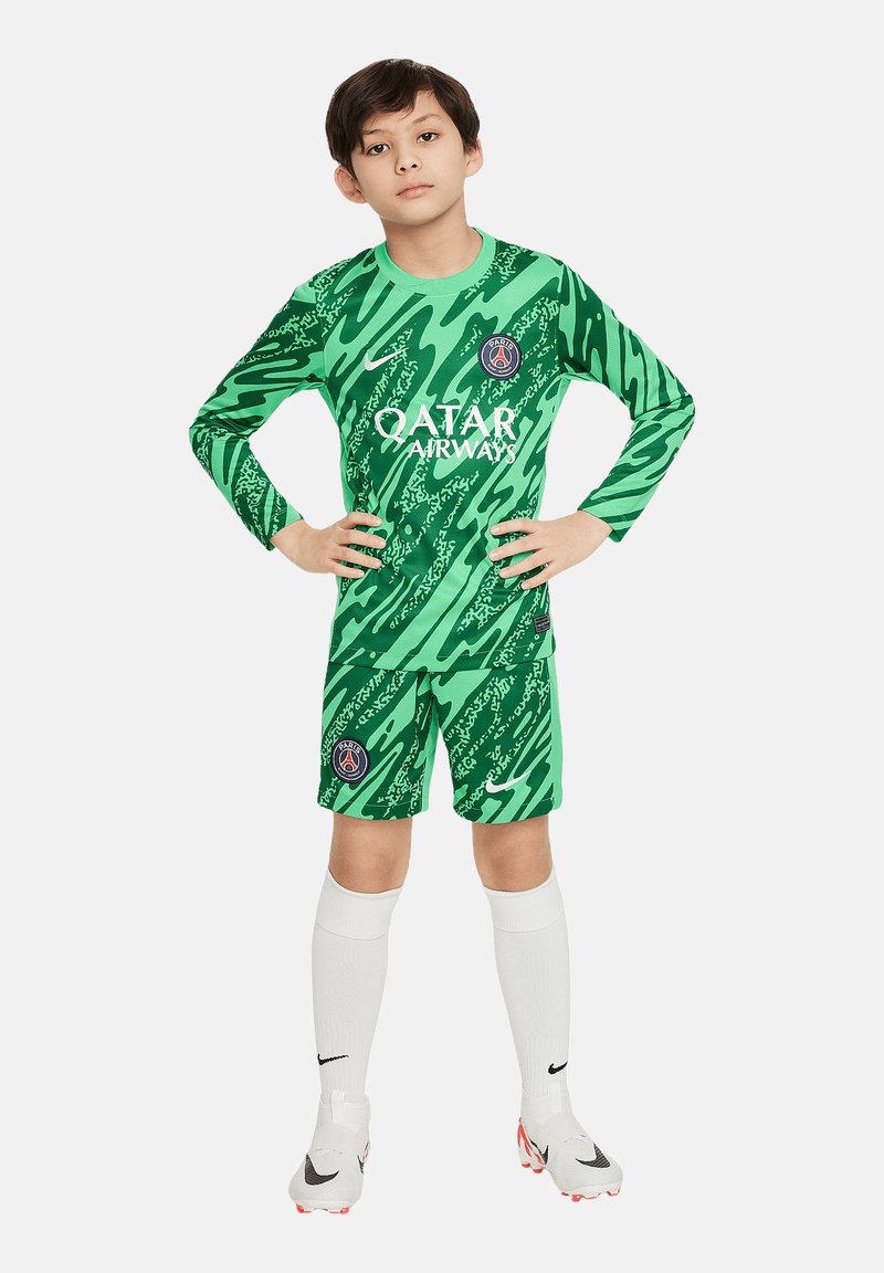 Grünes Fußballtrikot mit langen Ärmeln und Shorts, das ein Wellenmuster, das Qatar Airways-Logo und das Paris Saint-Germain-Wappen zeigt. Weiße Socken und Stiefel.