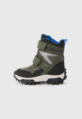 Grüne und schwarze Kinderstiefel mit strukturierter Oberfläche, ausgestattet mit zwei Klettverschlüssen und einer robusten Sohle für besseren Halt. Sichtbare blaue Innenauskleidung und Branding.