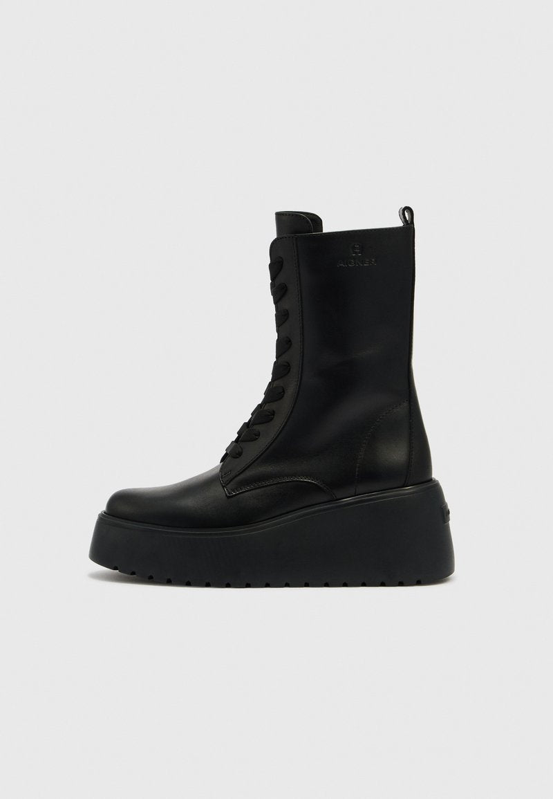 Schwarze Schnürstiefel aus Leder mit einer hohen Plattformsohle, glatter Textur, abgerundeter Spitze und einem Logo an der Seite.