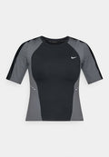 Athletisches kurzärmeliges Oberteil in Schwarz und Grau mit figurbetontem Design, rundem Halsausschnitt und dezentem Logo. Glatte Struktur mit kontrastierenden Einsätzen.