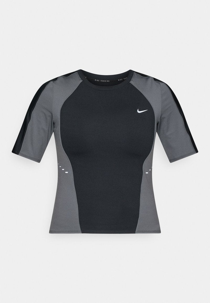 Athletisches kurzärmeliges Oberteil in Schwarz und Grau mit figurbetontem Design, rundem Halsausschnitt und dezentem Logo. Glatte Struktur mit kontrastierenden Einsätzen.