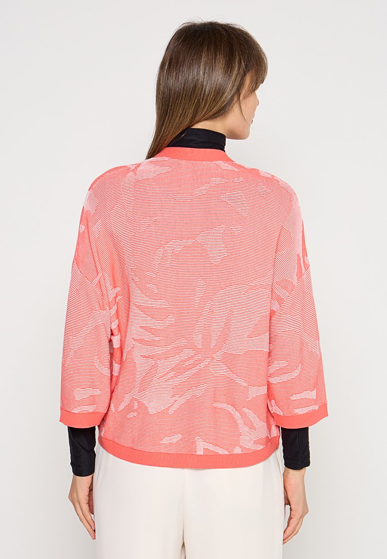 comma Strickjacke Media 2