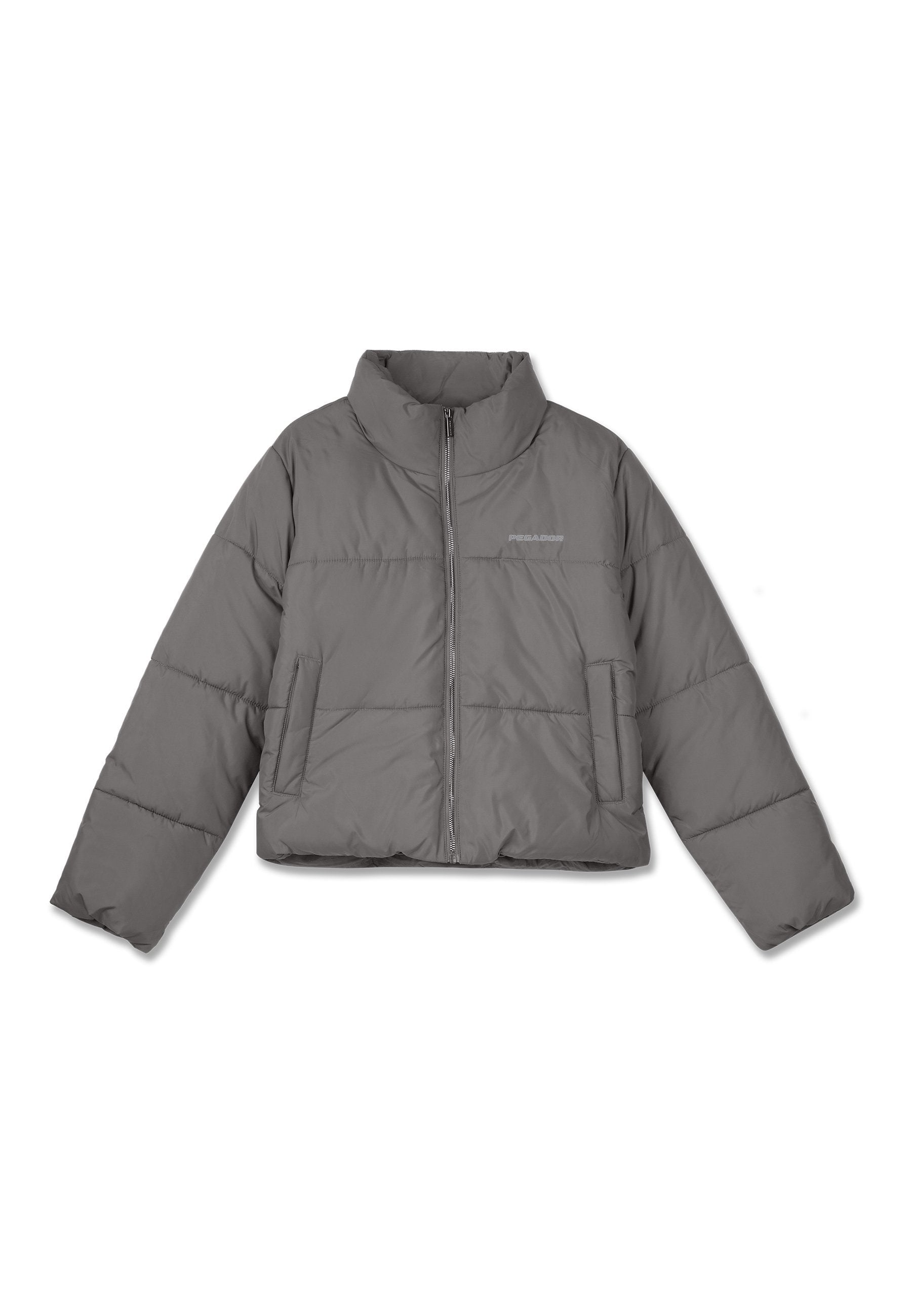 Graue Daunenjacke mit hohem Kragen, Frontreißverschluss, zweiSeitentaschen und gestepptem Design mit gepolsterten Bereichen.