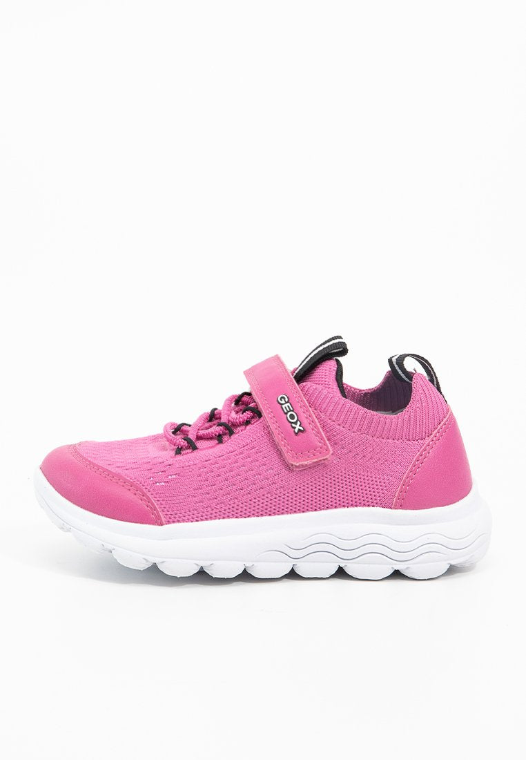 Kinder Sneaker in Pink aus Strick mit weißer Sohle, schwarzen elastischen Schnürsenkeln und einem rosa Klettverschluss mit dem Aufdruck "Geox."