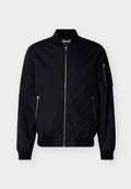 Schwarze Bomberjacke mit Frontreißverschluss, seitlichen Reißverschlusstaschen, Reißverschlusstasche am Ärmel, gerippten Bündchen und Kragen, präsentiert auf schlichtem Hintergrund.