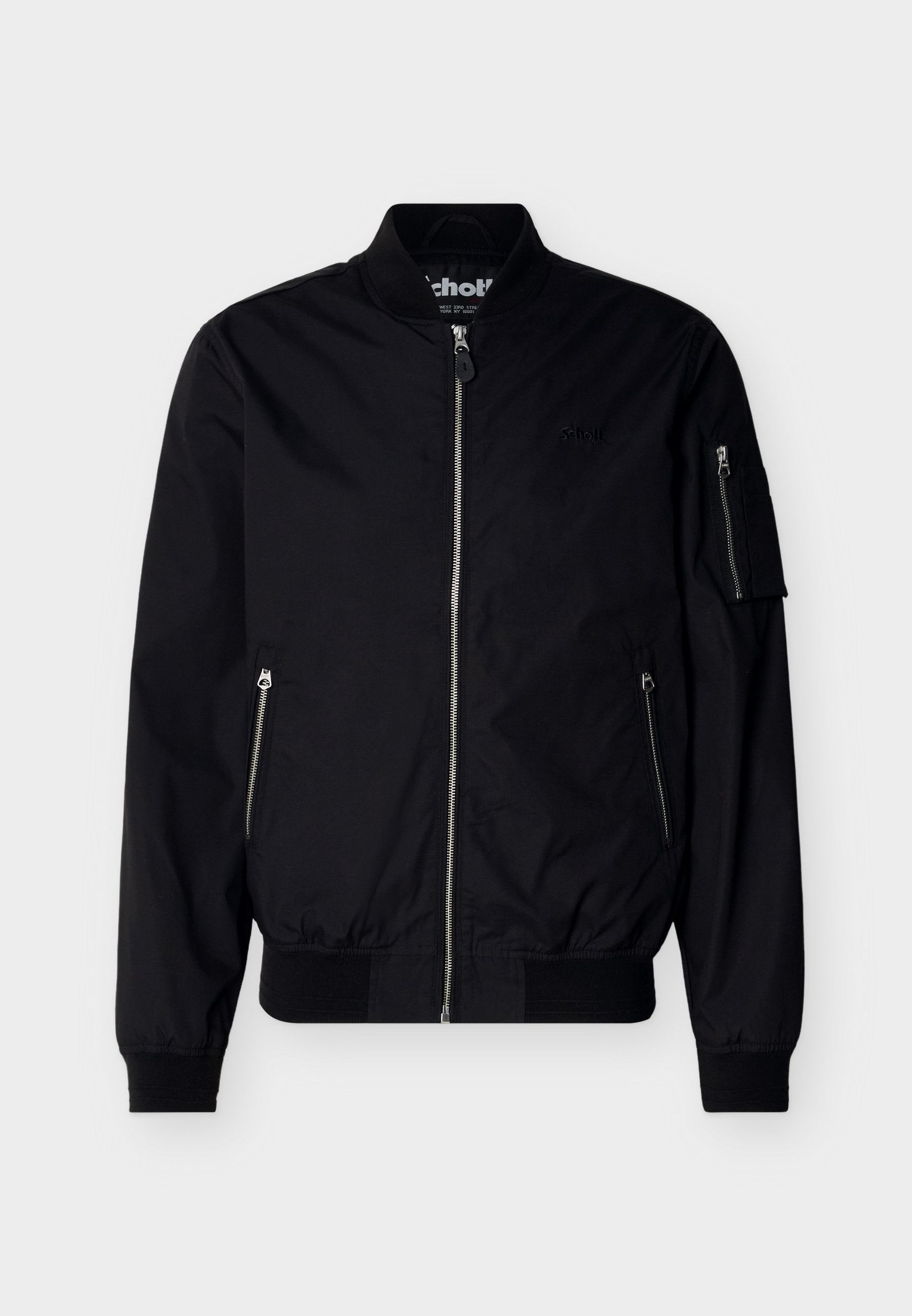 Schwarze Bomberjacke mit Frontreißverschluss, seitlichen Reißverschlusstaschen, Reißverschlusstasche am Ärmel, gerippten Bündchen und Kragen, präsentiert auf schlichtem Hintergrund.