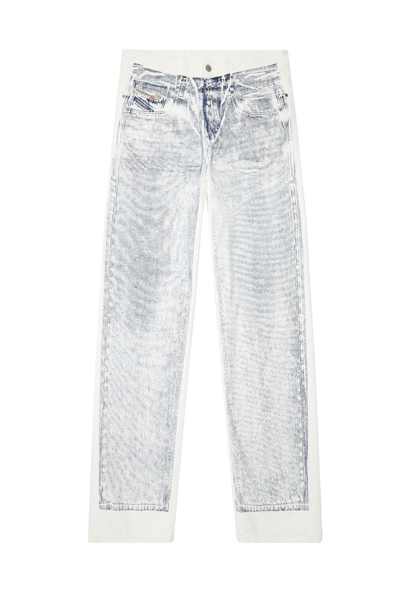 Helle blaue Denim-Jeans mit einem weißen Bund und weißen Seiten, die mit einem verblassten Finish und einem traditionellen Fünf-Taschen-Design ausgestattet sind.