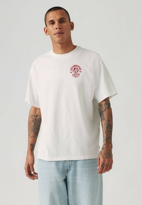 Levi's® VINTAGE FIT TEE - Print T-shirt - lse batwing badge ca - tans