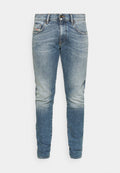 Hellblaue Denim-Jeans mit slim fit, Fünf-Taschen-Design und subtiler Ausbleichung. Mit Reißverschluss und Gürtelschlaufen. Sauberer Saum an den Knöcheln.