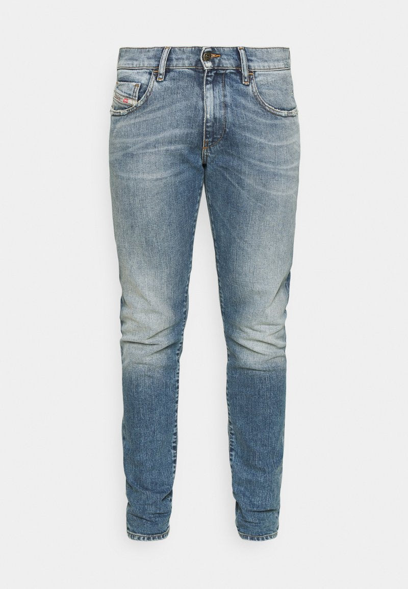 Hellblaue Denim-Jeans mit slim fit, Fünf-Taschen-Design und subtiler Ausbleichung. Mit Reißverschluss und Gürtelschlaufen. Sauberer Saum an den Knöcheln.