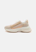 Sneaker aus Mesh und Wildleder in Beige- und Hellpeach-Tönen, mit einer weißen Plateausohle und metallischen Akzenten, versehen mit Logo-Details.