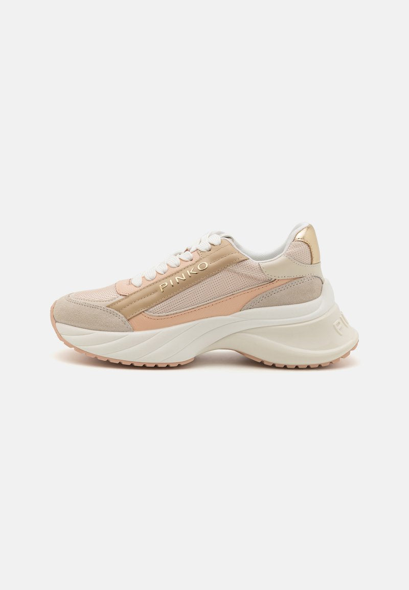 Sneaker aus Mesh und Wildleder in Beige- und Hellpeach-Tönen, mit einer weißen Plateausohle und metallischen Akzenten, versehen mit Logo-Details.