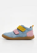 Blauer Wildleder-Turnschuh für Kinder mit pinken und gelben Klettverschlüssen und brauner Gummisohle.