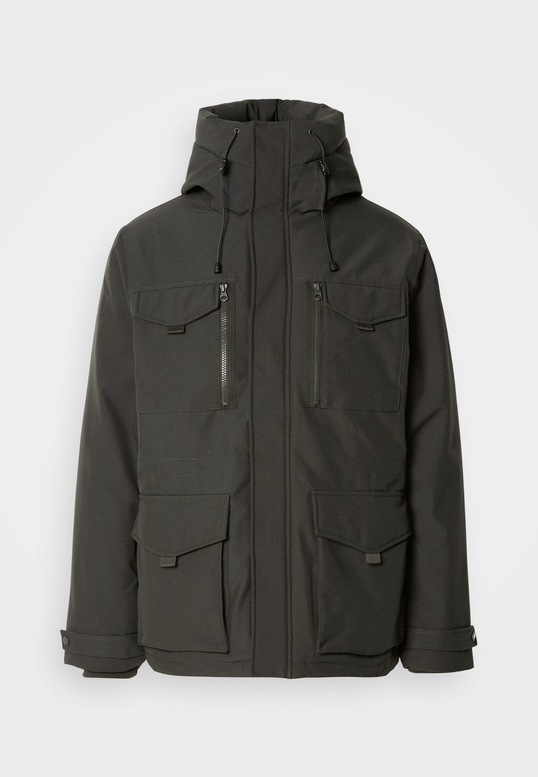 Schwarze isolierte Jacke mit hohem Kragen, verstellbarem Kapuzenschild, mehreren Fronttaschen und Reißverschlussverschlüssen. Robuster, glatter Stoff mit mattem Finish.