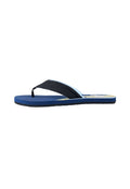 Blau-schwarze Flip-Flop-Sandale mit einer strukturierten Sohle, Stoffriemen und einem Detail zur Fußgewölbeunterstützung. Leichtes Design, geeignet für den Alltag.