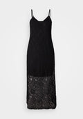 Schwarzes Spitzenkleid mit dünnen Spaghettiträgern, V-Ausschnitt und einer langen, enganliegenden Silhouette, die am Saum einen transparenten Spitzenabschnitt aufweist.