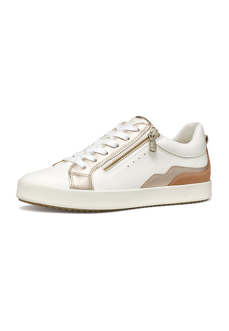 Weißer Sneaker mit goldfarbenen Lederakzenten und einem seitlichen Reißverschluss. Verfügt über eine profilierte Sohle und traditionelle Schnürung mit einem glatten, abgerundeten Design.