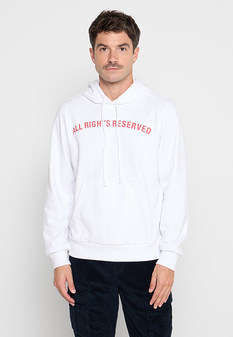 Weißer Hoodie mit einer vorderen Kängurutasche, verziert mit rotem Text "ALL RIGHT'S RESERVED" in einem gewölbten Design. Weiches Material mit Kapuze und Kordelzug.