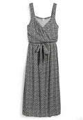 Schwarz-weiß gemustertes Kleid mit einem quadratischen Ausschnitt, breiten Trägern, Wickeloptik und einem Gürtel in der Taille. Leichter Stoff, A-Linien-Schnitt.