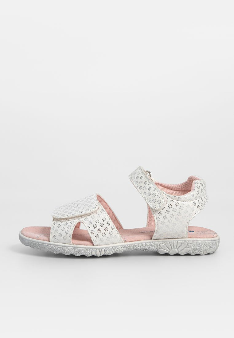 Weiße Sandalen mit durchlöchertem Blumenmuster, verstellbaren Riemen, rosa Innensohle und strukturiertem grauen Außensohle, entworfen für Komfort und Atmungsaktivität.