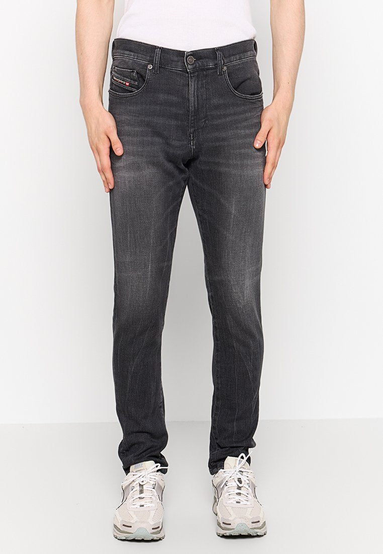 Dunkelgraue Jeans aus Denim mit slim fit, ausgestattet mit Vordertaschen, dezentem Verblassen und einem kleinen Logo-Patch auf der linken Tasche.