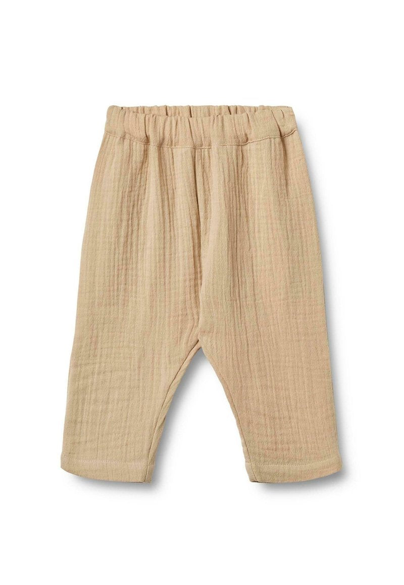 Beige Baumwollhose aus einem strukturierten, zerknitterten Stoff. Elastischer Bund und verkürzte Länge. Verfügt über subtile vertikale Linien.