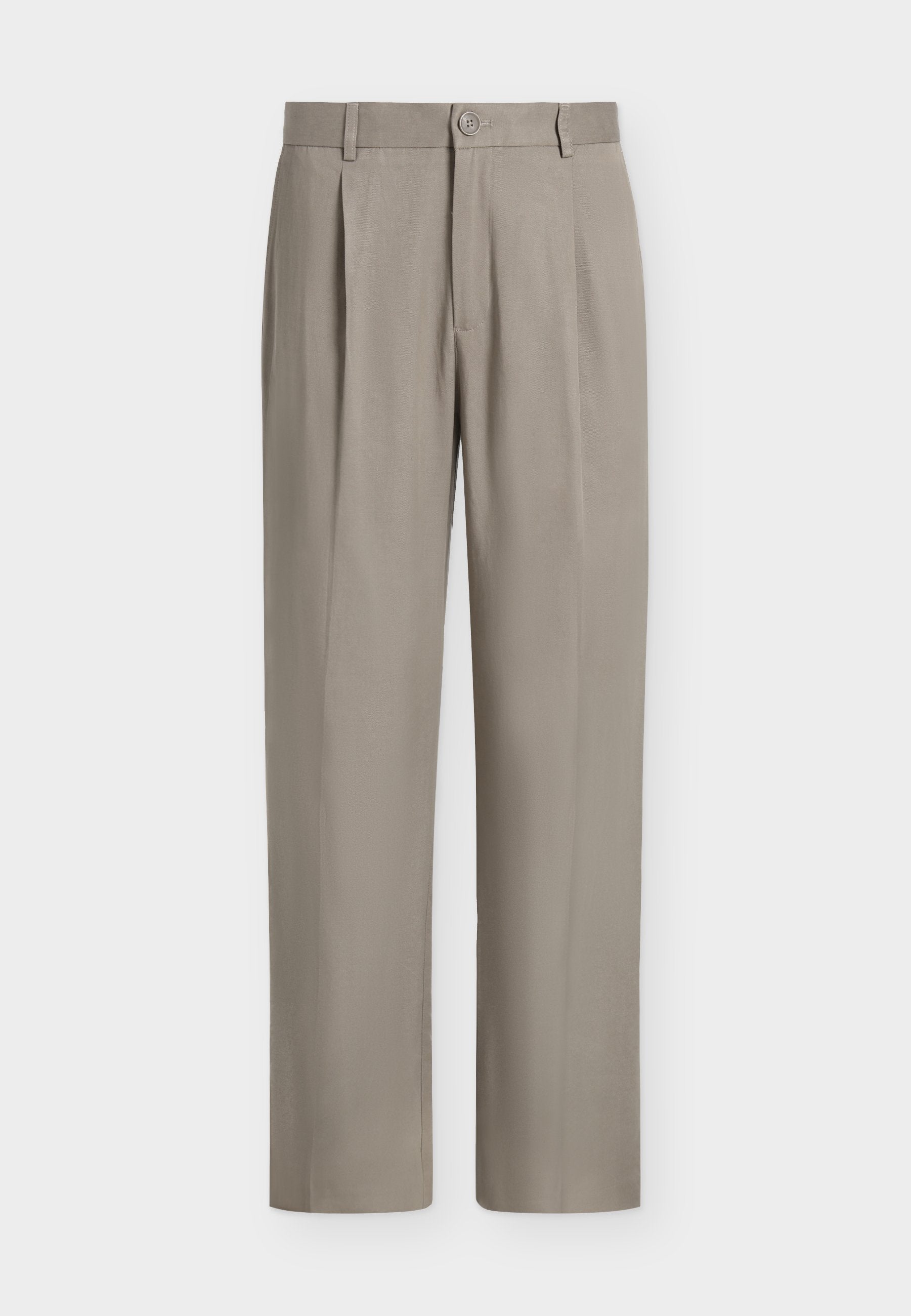 Beige gerade geschnittene Hosen mit Gürtelschlaufen, vorderen Falten, knöpfbarem Bund und Reißverschluss, dargestellt auf einem einfarbigen hellen Hintergrund.