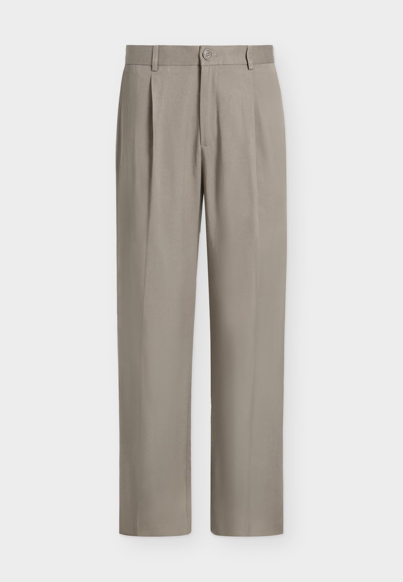 Beige gerade geschnittene Hosen mit Gürtelschlaufen, vorderen Falten, knöpfbarem Bund und Reißverschluss, dargestellt auf einem einfarbigen hellen Hintergrund.