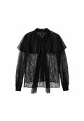 Schwarze Spitzenbluse mit einer Schleife vorne, langen Ärmeln mit gesammelten Bündchen und einem mehrlagigen Kragen, der ein strukturiertes, halbtransparentes Design schafft.