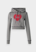 Grauer, verkürzter Hoodie mit langen Ärmeln, Kordelzugkapuze und rotem Herz sowie Logodesign, verziert mit Strasssteinen. Detailreiche Kontrastnähte.