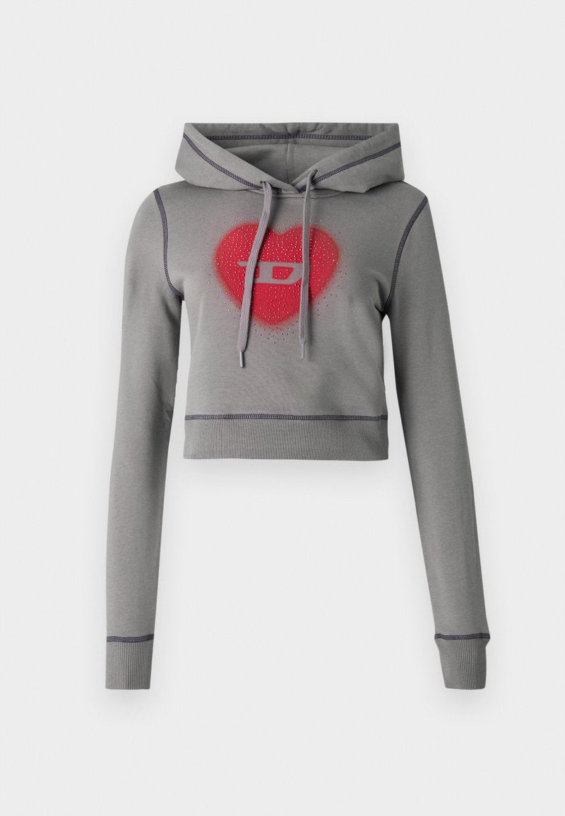 Grauer, verkürzter Hoodie mit langen Ärmeln, Kordelzugkapuze und rotem Herz sowie Logodesign, verziert mit Strasssteinen. Detailreiche Kontrastnähte.